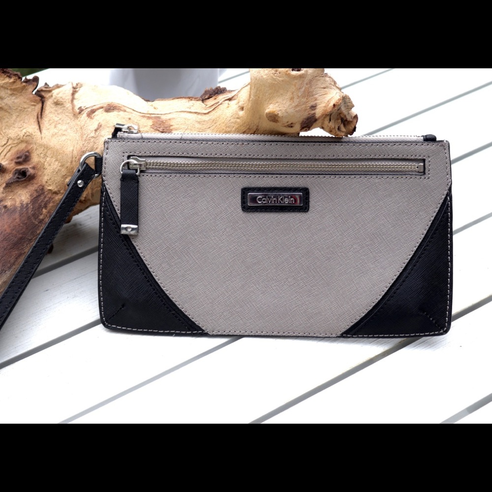 Calvin Klein Key Item Top Zip Saffiano Wristlet